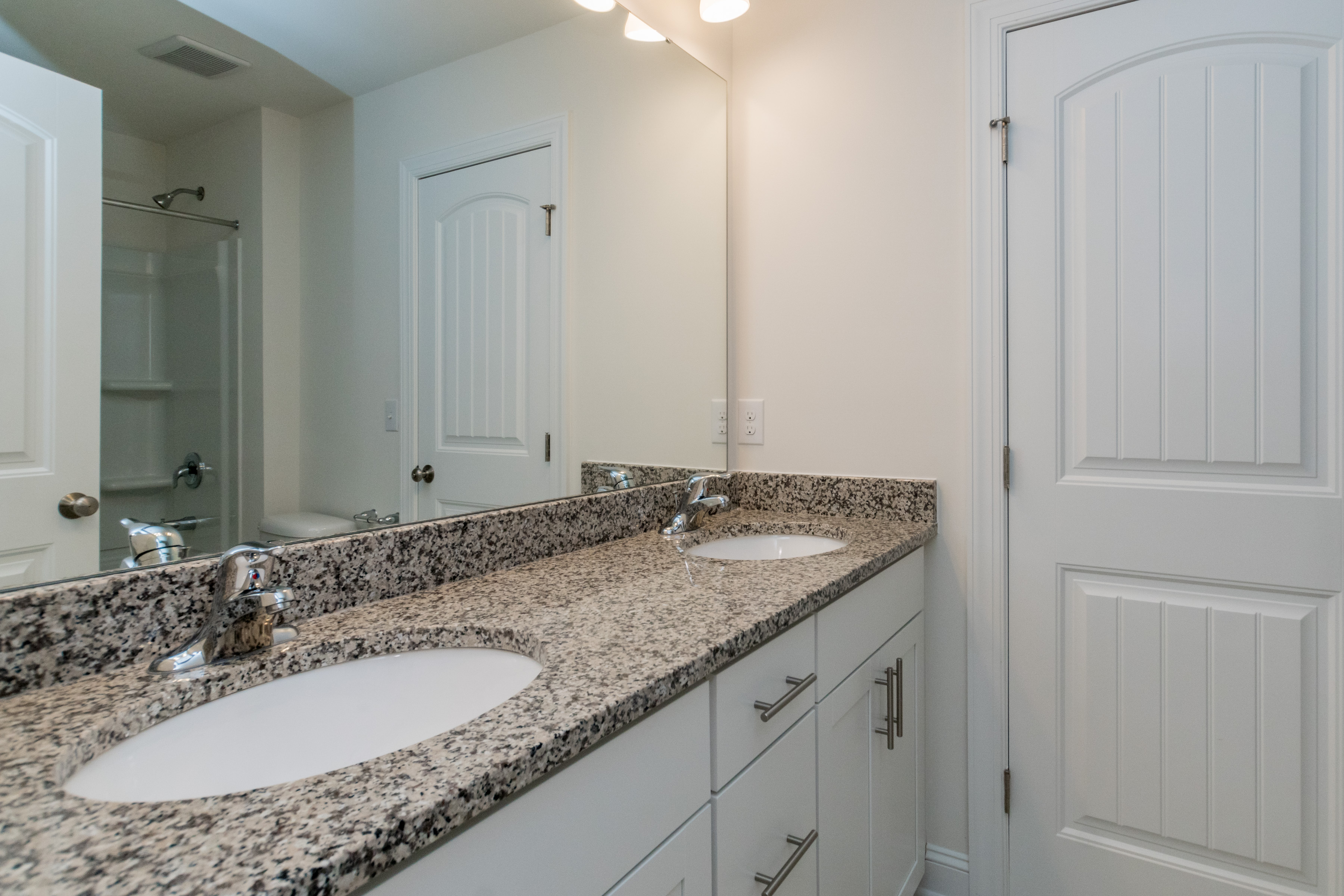 020_Hallway Full Bathroom_1.jpg
