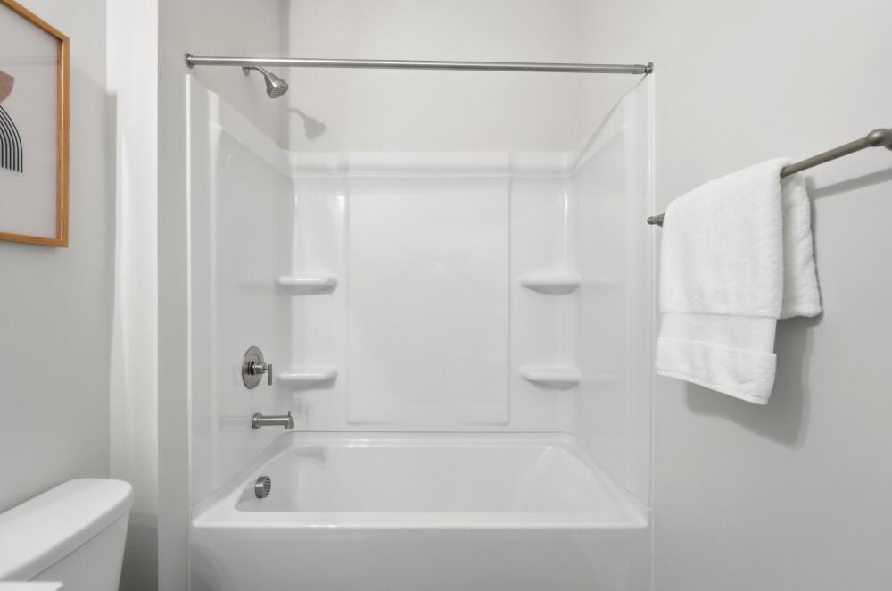 Modern Full Bathroom