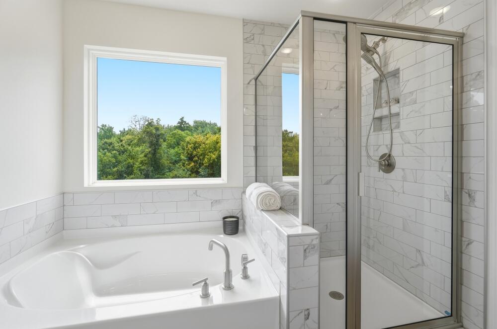 Modern Full Bathroom