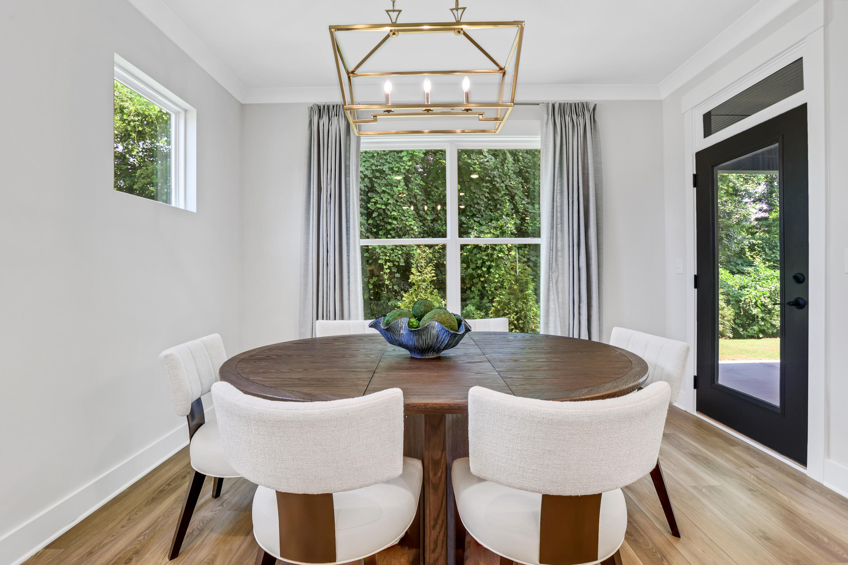 Bright and Inviting Dining Room