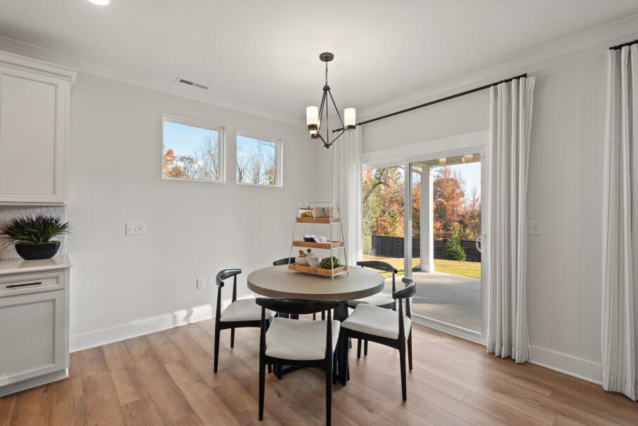 Free-Flowing Dining Layout