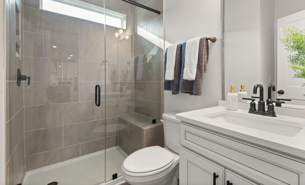Modern Full Bathroom