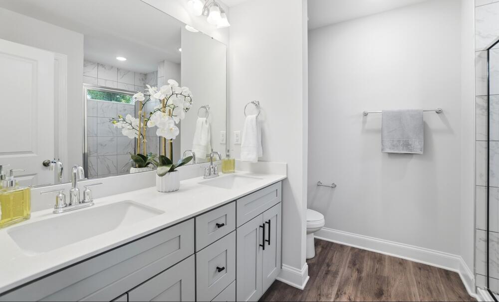 Modern Full Bathroom