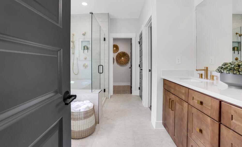 Modern Full Bathroom